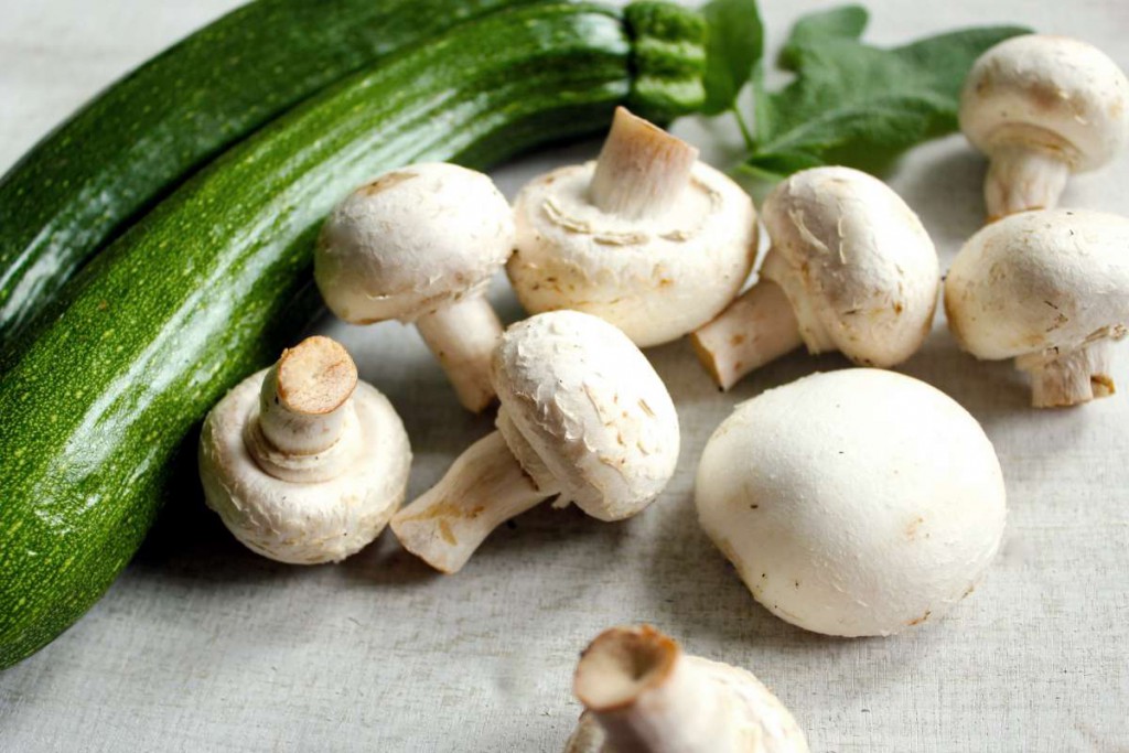 Zuccini Pilze auf Brett