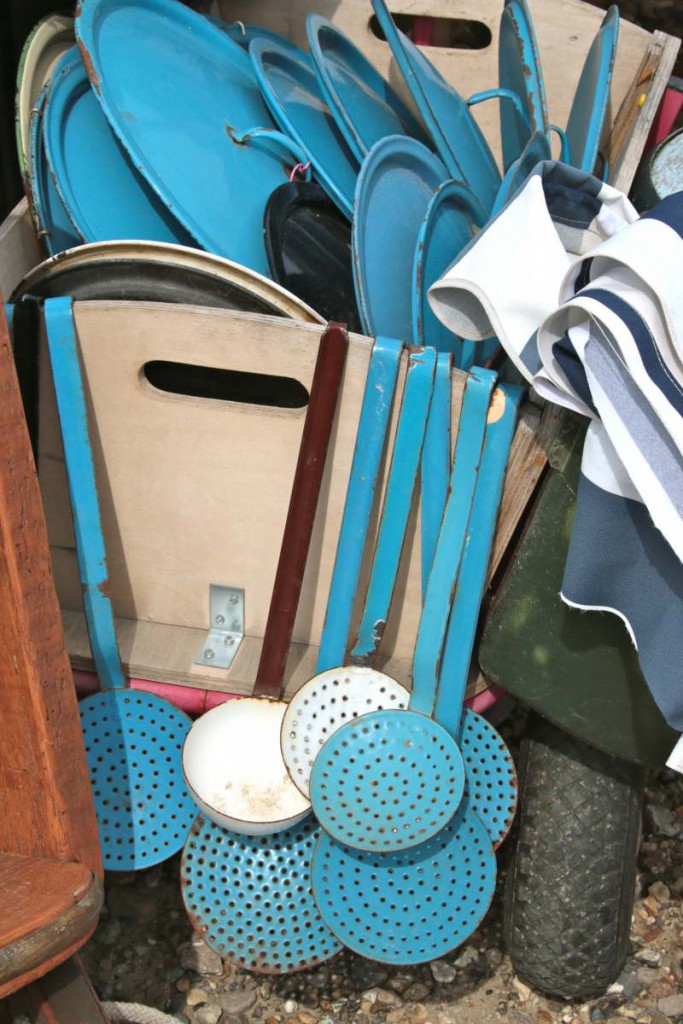 Blaue Kellen und Deckel