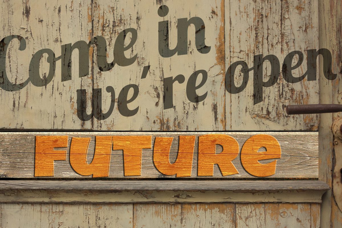 come in we'are open - future. Foto einer Tür mit diesem Spruch darauf.