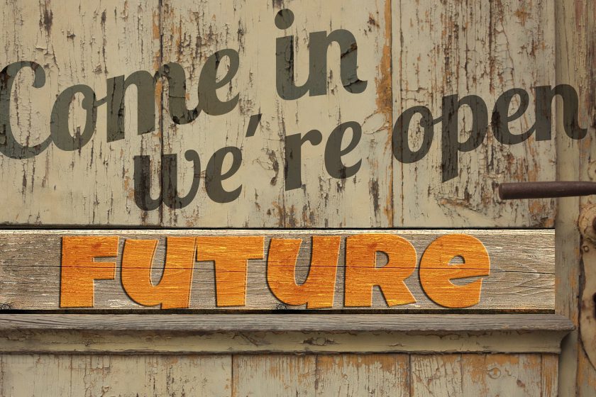 come in we'are open - future. Foto einer Tür mit diesem Spruch darauf.