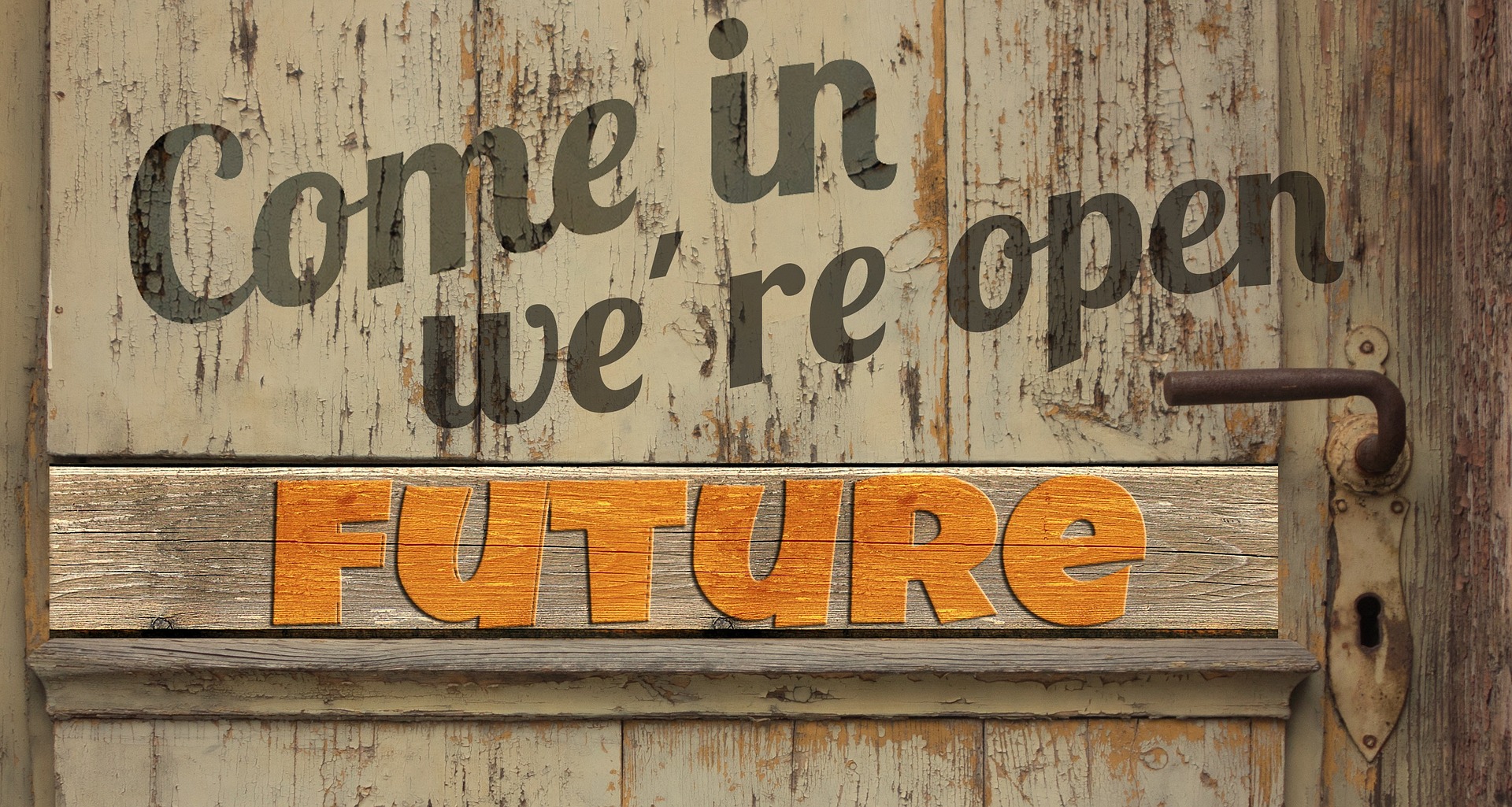 come in we'are open - future. Foto einer Tür mit diesem Spruch darauf.